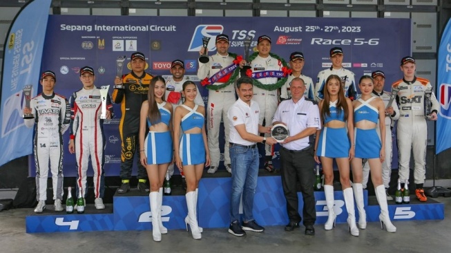 Para juara Thailand Super Series di Sirkuit Internasional Sepang, Malaysia (25-25/8/2023) untuk tim konsumen dan profesional driver Audi [Audi Motor Sport Asia].