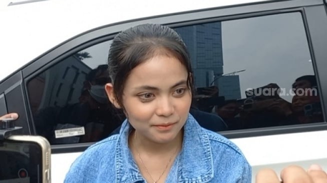 Pedangdut Putri DA alias Putri Isnari di kawasan Kapten P. Tendean, Mampang Prapatan, Jakarta Selatan pada Senin (28/8/2023). [Suara.com/Tiara Rosana]