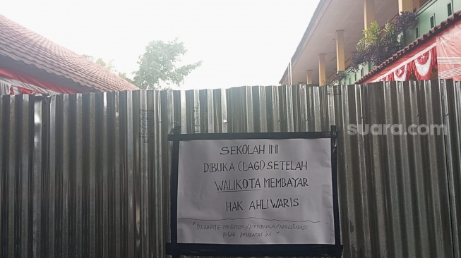 Breaking News! Gedung Sekolah Ditutup Seng, 420 Siswa SDN Bantargebang V Terlantar (Suara.com/Mae Harsa). 