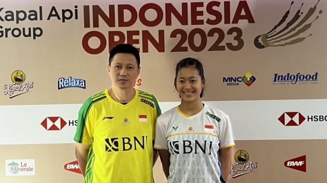 Pelatih tunggal putri Indonesia Pelatnas PBSI Indra Widjaja berfoto bersama atlet bulu tangkis Putri Kusuma Wardani usai jumpa pers di Istora Senayan Jakarta, Kamis (15/6/2023). (ANTARA/Arnidhya Nur Zhafira)