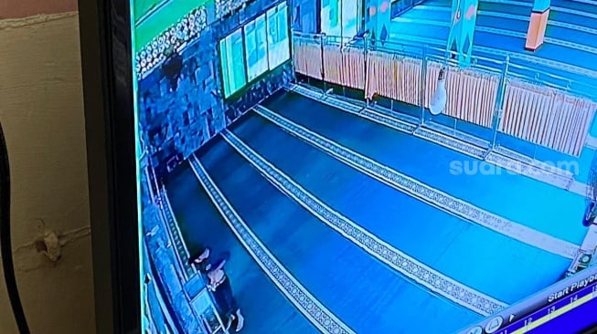 Detik-detik Maling Kotak Infak Masjid di Padang Terekam CCTV, Sempat Salat dan Masukkan Uang ke Celana Dalam!