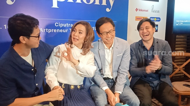 Keluarga Addie MS dalam konferensi pers konser 'A Family Symphony' yang ditemui di Kebayoran Baru, Jakarta Selatan pada Senin (28/8/2023) [Suara.com/Rena Pangesti]