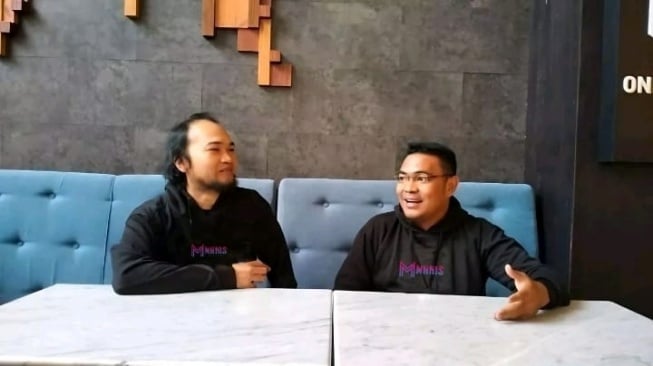 Satria Pinandita selaku Managing Director Musik & Ircomm, dan Isra Ruddin sebagai Direktur Utama Manis Musik memperkenalkan label musik baru, Manis Musik. [Foto: Manis Musik]