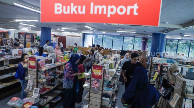 Warga membeli buku yang sedang promo di Toko Buku Gunung Agung, Kwitang, Jakarta Pusat, Selasa (29/8/2023). [Suara.com/Alfian Winanto]
