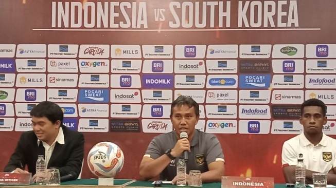 Pelatih timnas Indonesia U-17 Bima Sakti (tengah) dan Iqbal Dwigangje (kanan) saat mengikuti konferensi pers pra pertandingan ujicoba melawan Korea Selatan di Hotel Sultan, Jakarta, Selasa (29/8/2022). (ANTARA/RAUF ADIPATI)