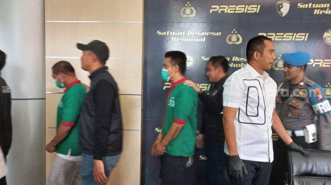 Konferensi pers rilis kasus narkoba Pesulap OA alias Oge Arthemus di Polres Metro Jakarta Barat, Selasa (29/8/2023). [Suara,com/Tiara Rosana]