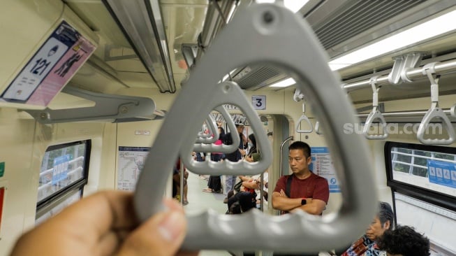 Warga menaiki moda transportasi Light Rail Transit (LRT) Jakarta Bogor Depok Bekasi (Jabodebek), Selasa (29/8/2023). [Suara.com/Alfian Winanto]