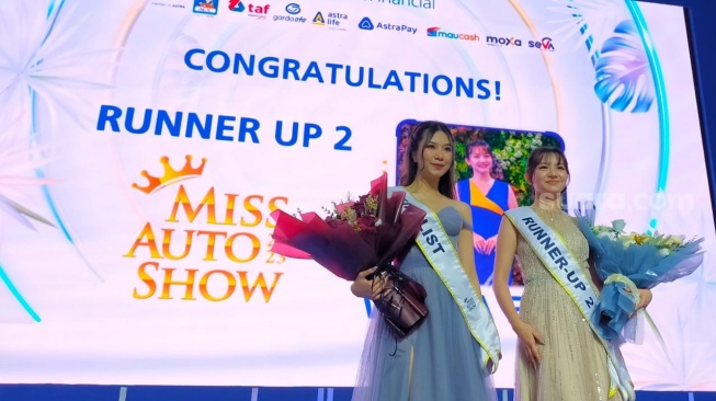 Deleika Sadya Ayasha, peraih Top 7 Finalist Miss Auto Show GIIAS 2023 bersama Winda Erica Ling, Runner Up 2 Miss Auto Show GIIAS 2023 [Suara.com/CNR ukirsari].