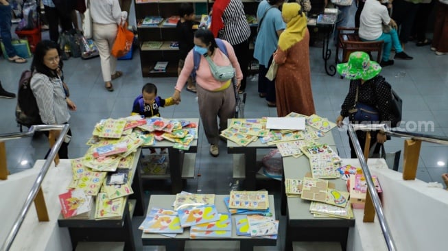 Warga membeli buku yang sedang promo di Toko Buku Gunung Agung, Kwitang, Jakarta Pusat, Selasa (29/8/2023). [Suara.com/Alfian Winanto]
