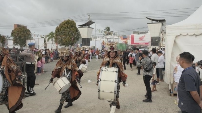 Keseruan pawai seni&budaya di Pesta Rakyat Simpedes kota Sorong, Papua. (Dok: BRI)