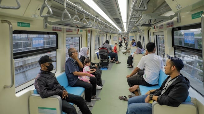 Warga menaiki moda transportasi Light Rail Transit (LRT) Jakarta Bogor Depok Bekasi (Jabodebek), Selasa (29/8/2023). [Suara.com/Alfian Winanto]