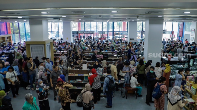 Warga membeli buku yang sedang promo di Toko Buku Gunung Agung, Kwitang, Jakarta Pusat, Selasa (29/8/2023). [Suara.com/Alfian Winanto]
