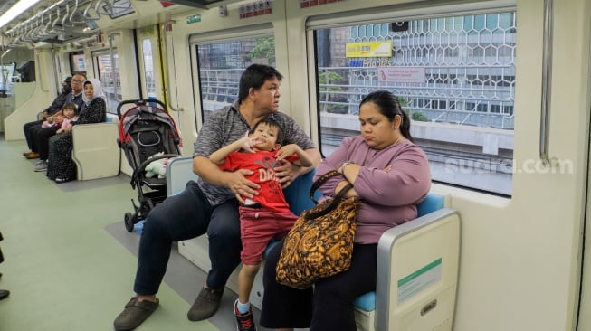 Warga menaiki moda transportasi Light Rail Transit (LRT) Jakarta Bogor Depok Bekasi (Jabodebek), Selasa (29/8/2023). [Suara.com/Alfian Winanto]