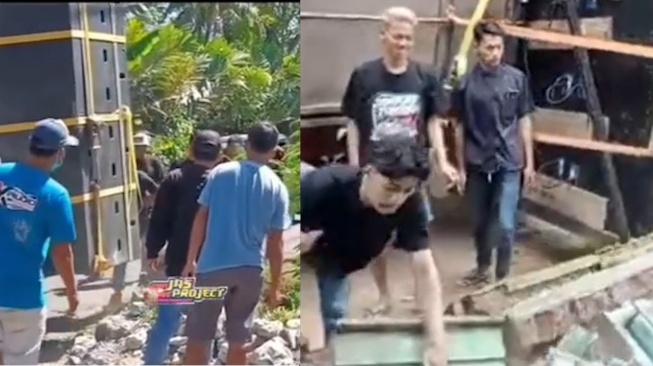 Aksi Warga Bongkar Pagar Jembatan Demi Truk Sound System Bisa Lewat
