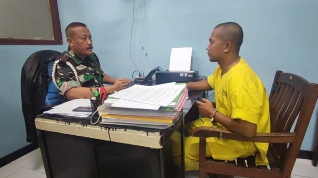 Anggota TNI berinisial Praka HS jadi tersangka kasus penculikan dan penganiayaan terhadap Imam Masykur warga Aceh sampai tewas. (Foto dok. Pomdam Jaya)