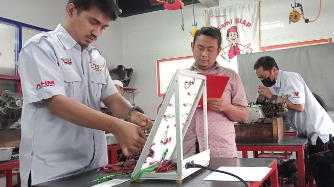 Diikuti 32 guru, acara Uji Kompetensi guru  menjadi bagian dari implementasi Program Pendidikan Satu Hati AHM atau PT Astra Honda [Wahana].