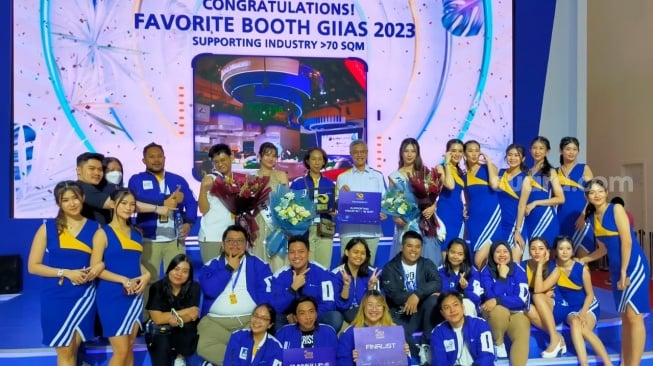 Booth utama Astra Financial GIIAS 2023 merayakan kemenangan Favorite Booth GIIAS 2023 Supporting Industry >70 sqm, dan kemenangan Deleika Sadya Ayasha, peraih Top 7 Finalist Miss Auto Show GIIAS 2023 serta Winda Erica Ling, Runner Up 2 Miss Auto Show GIIAS 2023 [Suara.com/CNR ukirsari].