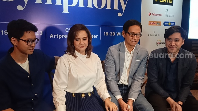 Keluarga Addie MS dalam jumpa pers konser 'A Family Symphony' yang digelar di Kebayoran Baru, Jakarta Selatan, Senin (28/8/2023). [Pahami.id/Rena Pangesti]