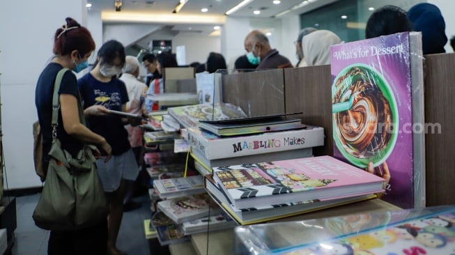 Warga membeli buku yang sedang promo di Toko Buku Gunung Agung, Kwitang, Jakarta Pusat, Selasa (29/8/2023). [Suara.com/Alfian Winanto]