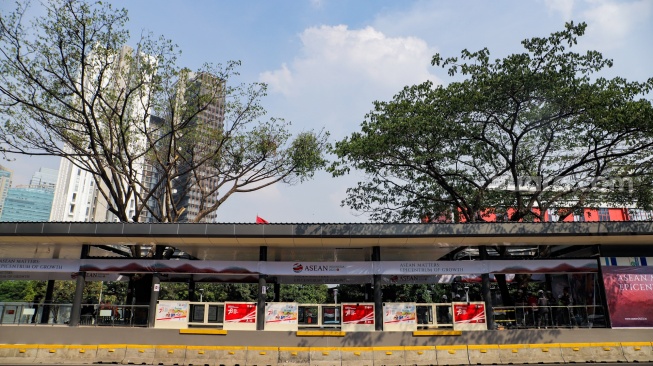 Pekerja menyelesaikan proyek revitalisasi Halte Bundaran Senayan di Jalan Jenderal Sudirman, Jakarta, Rabu (30/8/2023). [Suara.com/Alfian Winanto]