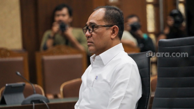 Terdakwa mantan pejabat Ditjen Pajak Kementerian Keuangan Rafael Alun Trisambodo (tengah) saat mengikuti sidang dakwaan dugaan penerimaan gratifikasi dan tindak pidana pencucian uang (TPPU) di Pengadilan Tipikor, Jakarta, Rabu (30/8/2023). [Suara.com/Alfian Winanto]