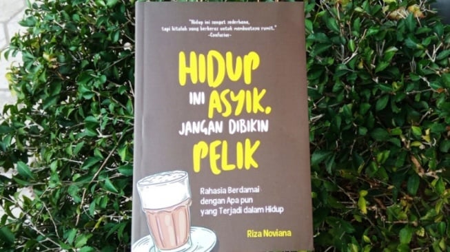 Ulasan Buku Hidup Ini Asyik, Jangan Dibikin Pelik: Bahagia itu Simpel