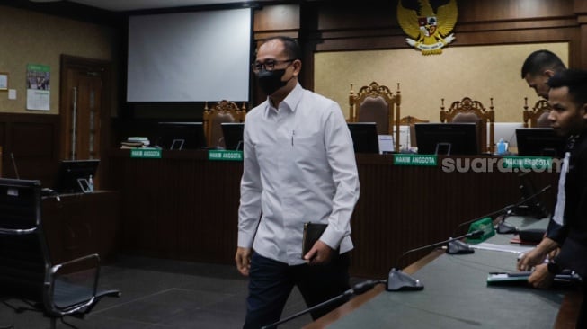 Terdakwa mantan pejabat Ditjen Pajak Kementerian Keuangan Rafael Alun Trisambodo (tengah) saat mengikuti sidang dakwaan dugaan penerimaan gratifikasi dan tindak pidana pencucian uang (TPPU) di Pengadilan Tipikor, Jakarta, Rabu (30/8/2023). [Suara.com/Alfian Winanto]