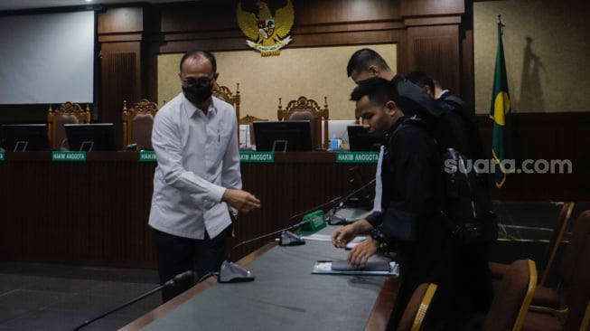 Terdakwa mantan pejabat Ditjen Pajak Kementerian Keuangan Rafael Alun Trisambodo (tengah) saat mengikuti sidang dakwaan dugaan penerimaan gratifikasi dan tindak pidana pencucian uang (TPPU) di Pengadilan Tipikor, Jakarta, Rabu (30/8/2023). [Suara.com/Alfian Winanto]