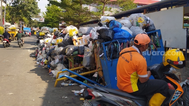 Dua Pekan TPA Sarimukti Kebakaran, Warga di Cimahi Kucing-kucingan Buang Sampah Sembarangan