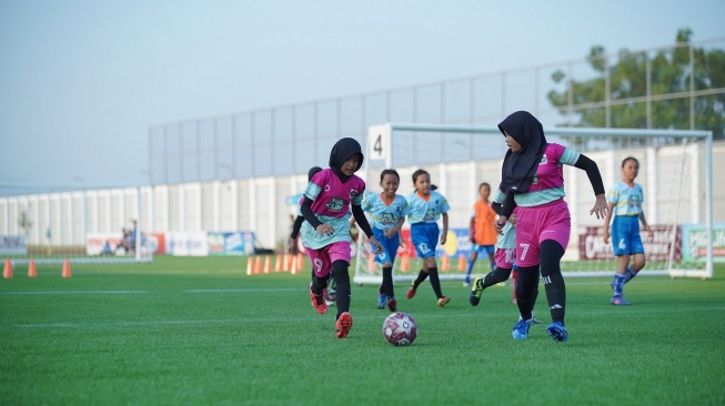 Salah satu keseruan pertandingan yang tersaji di hari kedua MilkLife Soccer Challenge 2023 Batch 2 di Supersoccer Arena, Rendeng, Kudus, Selasa (29/8). [Dok. Istimewa]