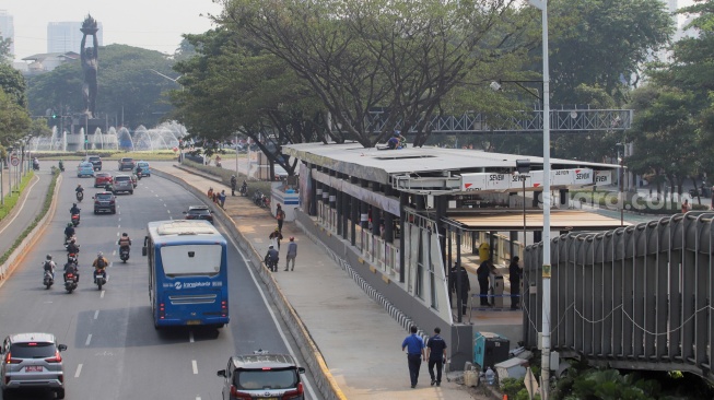 Pekerja menyelesaikan proyek revitalisasi Halte Bundaran Senayan di Jalan Jenderal Sudirman, Jakarta, Rabu (30/8/2023). [Suara.com/Alfian Winanto]