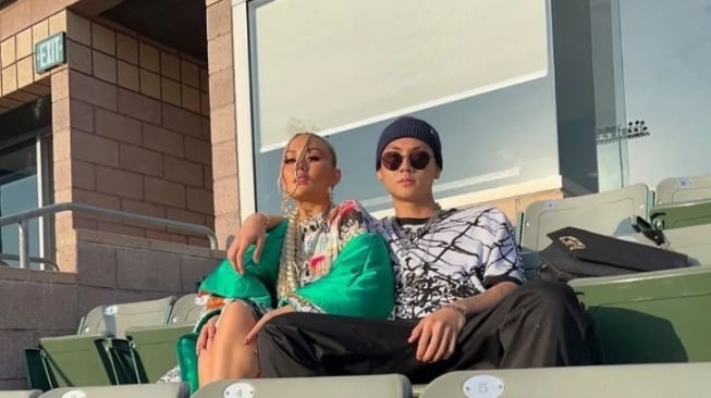 Pasangan Artis Pacaran Beda Usia Jauh (Instagram/@agnezmo)