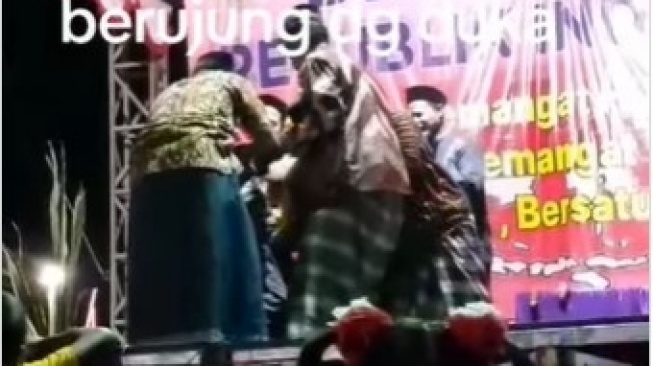 Innalillahi! Viral Bapak-bapak di Sidoarjo Kena Serangan Jantung saat Sedang Joget di Panggung 17-an