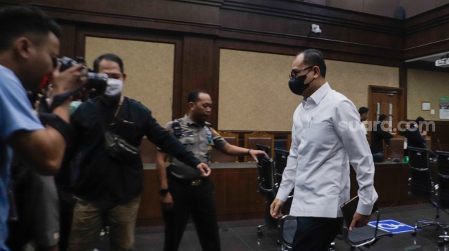 Terdakwa mantan pejabat Ditjen Pajak Kementerian Keuangan Rafael Alun Trisambodo (tengah) saat mengikuti sidang dakwaan dugaan penerimaan gratifikasi dan tindak pidana pencucian uang (TPPU) di Pengadilan Tipikor, Jakarta, Rabu (30/8/2023). [Suara.com/Alfian Winanto]