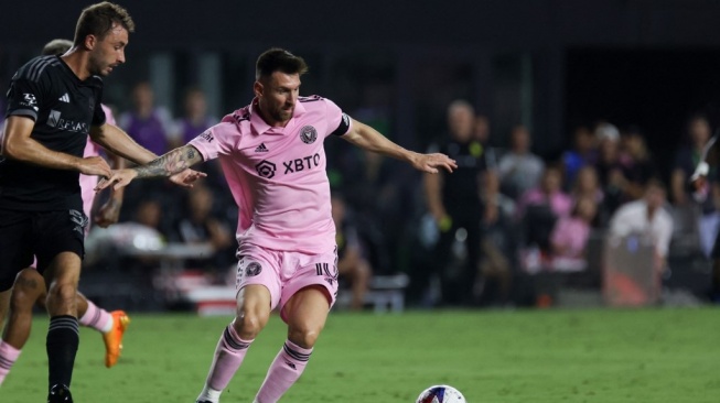 Penyerang Inter Miami asal Argentina Lionel Messi berebut bola dengan bek Nashville Jack Maher (kiri) pada pertandingan Major League Soccer (MLS) pekan ke-27 antara Inter Miami vs Nashville SC di Stadion DRV PNK di Fort Lauderdale, Florida, pada 30 Agustus 2023. Chris Arjoon / AFP.