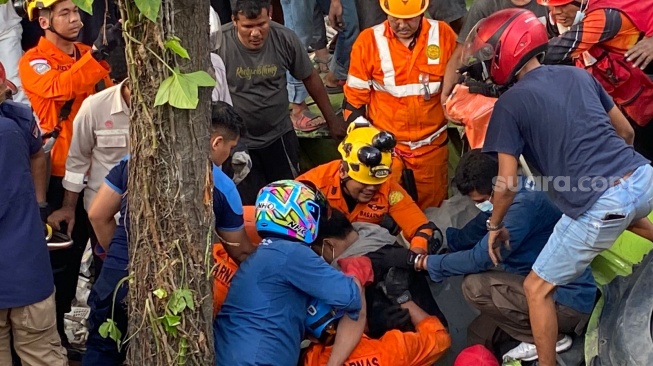 Kecelakaan Truk Tabrak Rumah Warga di Padang, Kernet Tewas Terjepit dan Sopir Luka-luka