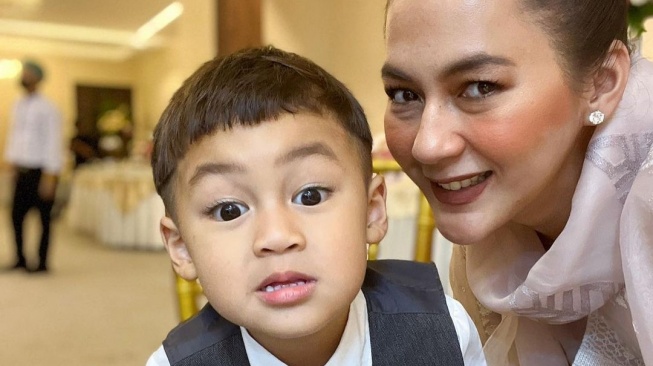 Paula Verhoeven bersama putranya, Kiano Tiger Wong. [Instagram]