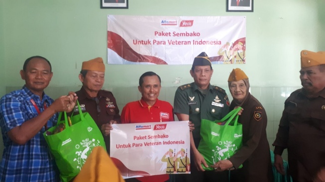 Wujud Penghormatan, Alfamart dan Yeos Berikan Paket Bantuan untuk Pejuang Kemerdekaan