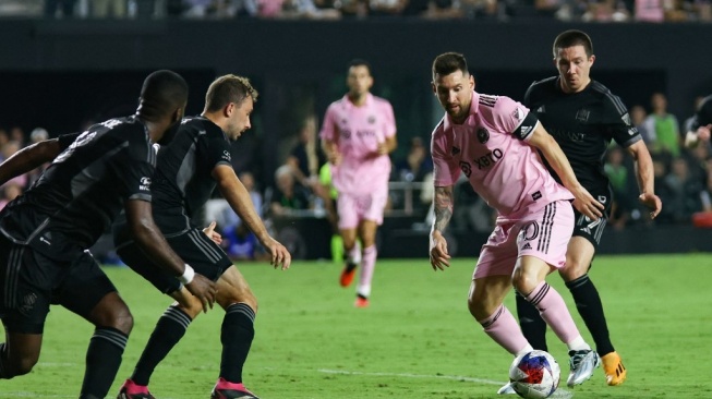 Penyerang Inter Miami asal Argentina, Lionel Messi mengontrol bola selama pertandingan pekan ke-27 Major League Soccer (MLS) antara Inter Miami vs Nashville SC di Stadion DRV PNK di Fort Lauderdale, Florida, pada 30 Agustus 2023.Chris Arjoon / AFP.