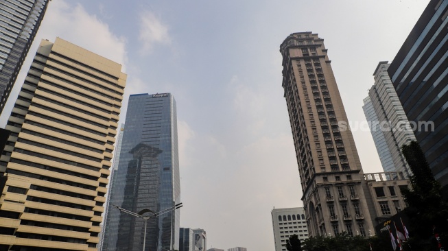 Suasana gedung-gedung bertingkat di Jakarta, Kamis (31/8/2023). [Suara.com/Alfian Winanto]