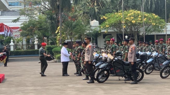 Menteri Pertahanan Prabowo Subianto menyerahkan 100 unit kendaraan taktis atau rantis berupa motor trail listrik kepada aparat TNI dan Polri di Jakarta, Kamis (31/8/2023). [Suara.com/Rakha]