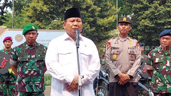 Menteri Pertahanan (Menhan) sekaligus calon presiden (capres) dari Partai Gerindra, Prabowo Subianto di kantor Kementerian Pertahanan (Menhan), Jakarta Pusat, Kamis (31/8/2023). (Suara.com/Novian)