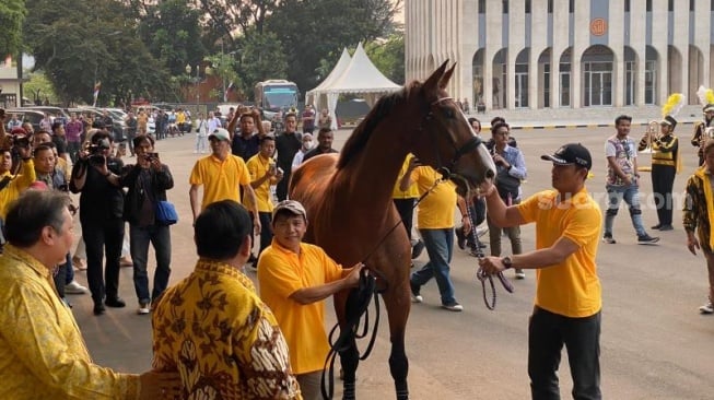 Prabowo Datang ke Markas Golkar Jadi Pembicara, Airlangga: Welcome Home Pak!