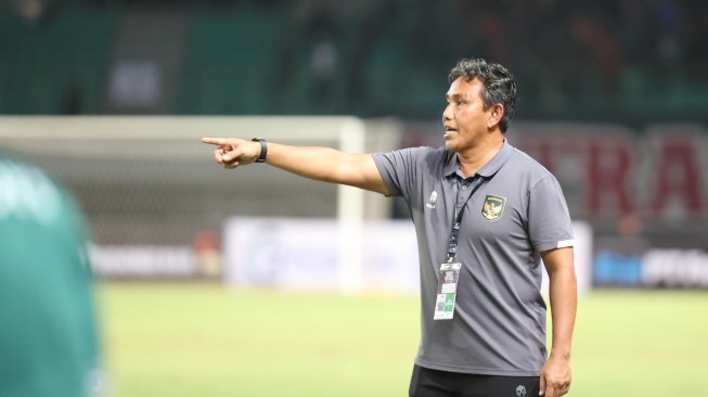 Pelatih Timnas Indonesia U-17, Bima Sakti ketika memimpin timnya menghadapi Korea Selatan U-17 dalam laga uji coba di Stadion Patriot Candrabhaga, Bekasi, Rabu (31/8/2023). [Dok. PSSI]