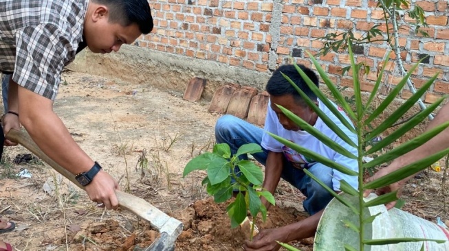 Perkuat Ketahanan Pangan, OMG Bagi-bagi Bibit Alpukat ke Warga Kopel