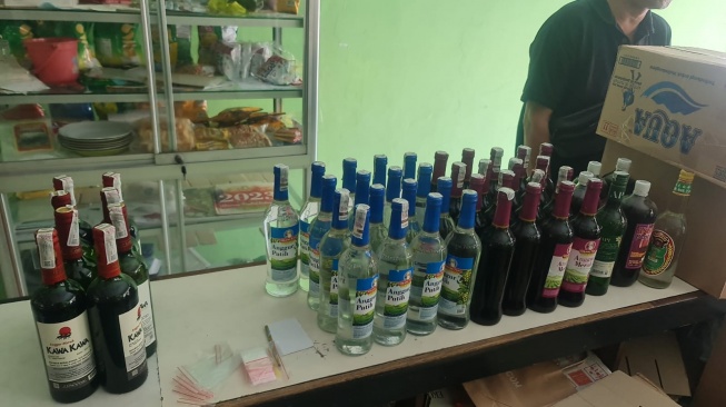 Kelabuhi Petugas, Toko Jamu di Kestalan Digerebek Polisi Usai Kedapatan Jual Miras