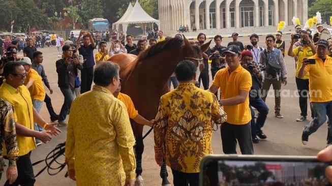 Ketua Umum Partai Gerindra, Prabowo Subianto diberikan kuda saat tiba di Markas DPP Golkar. (Suara.com/Bagaskara)