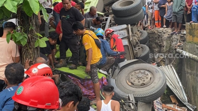 Truk Tabrak Rumah Warga Padang hingga Nyebur ke Sungai, Sopir Terjepit