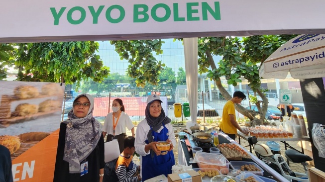 Salah satu pelaku UMKM binaan FIFGROUP, Yoyobolen, yang menjajakan produk Bolen, Cookies, Aneka Kue Tradisional, dan Seblak  [FIFGROUP]