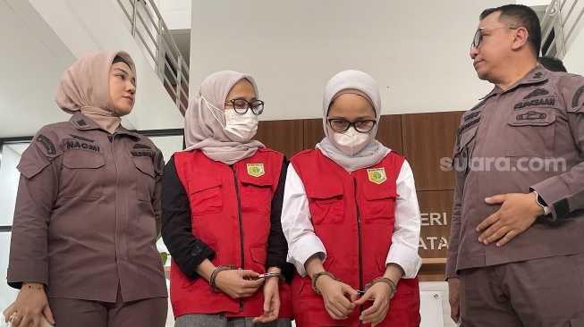 Pakai Rompi Tahanan, Rihana-Rihani Penipu Reseller iPhone Dilimpahkan ke Kejari Tangsel